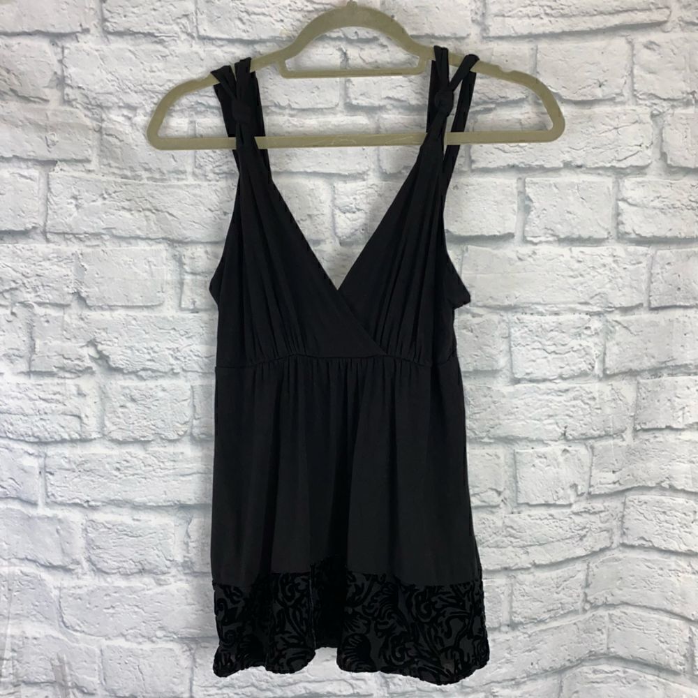 Daisy Fuentes drape front cross tank w/raised velvet border black sz small